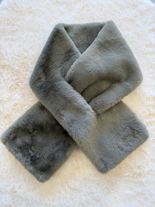 Collo in ecopelliccia verde