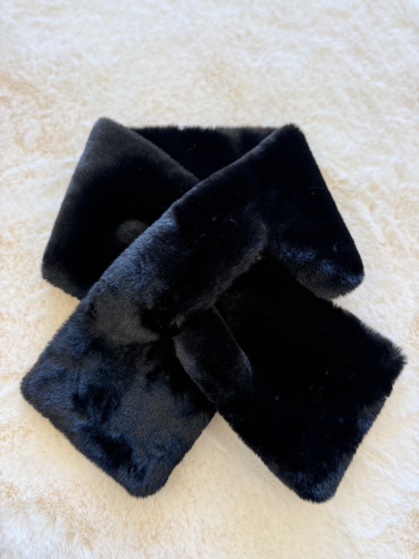 Collo in ecopelliccia nero