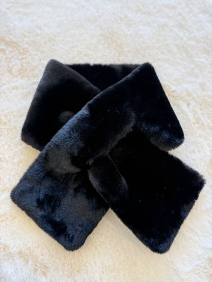 Collo in ecopelliccia nero