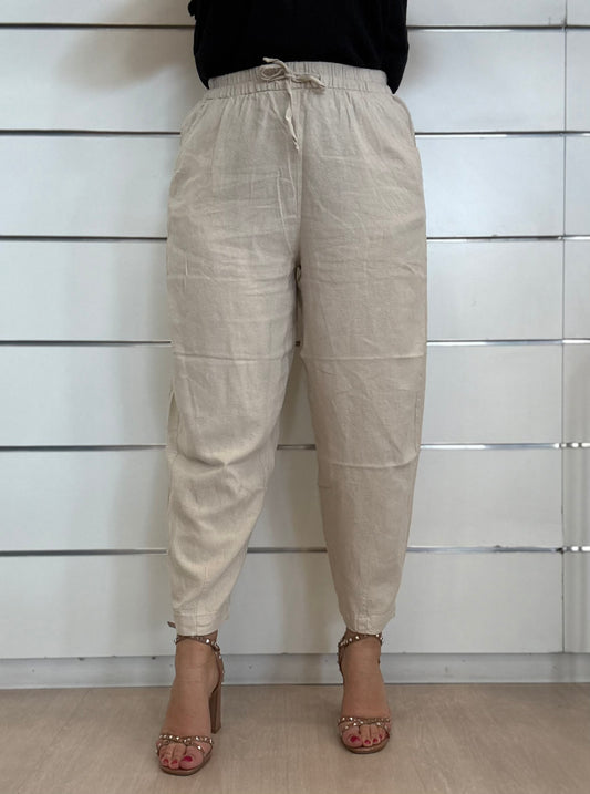 Pantalone beige modello Carrot
