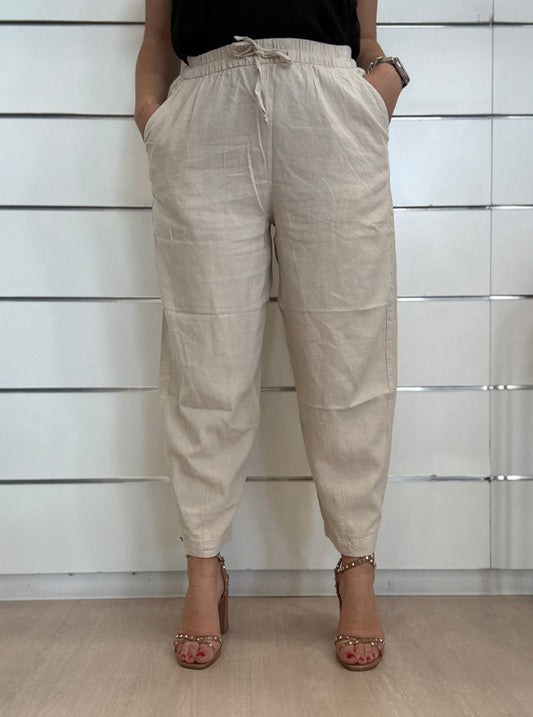 Pantalone beige modello Carrot