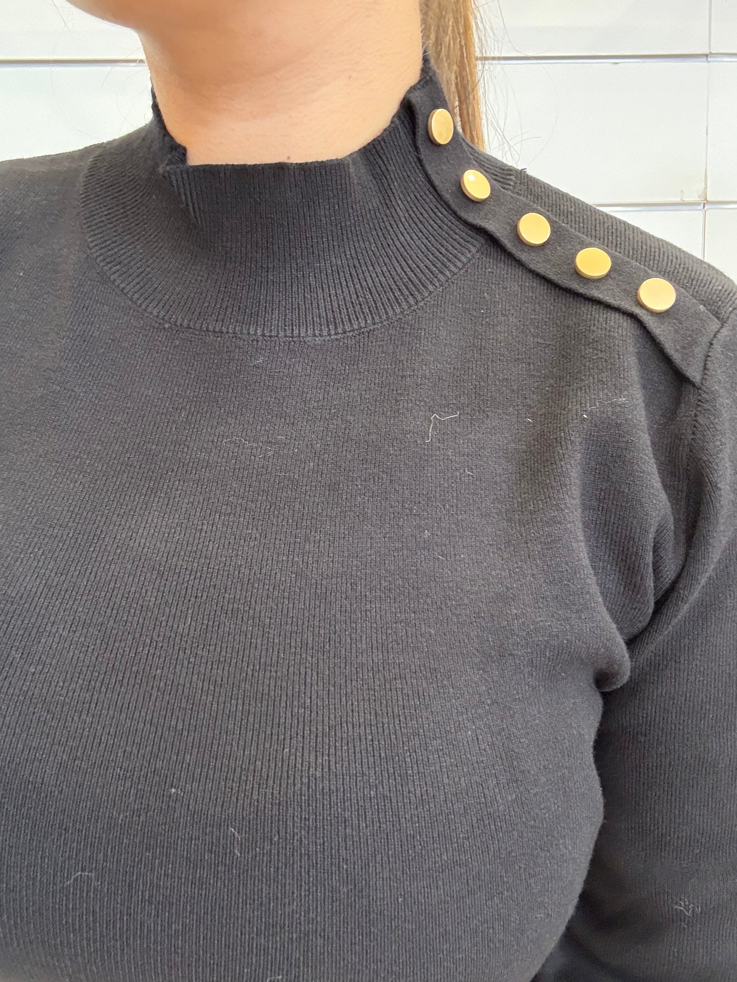 Abito in maglia con maniche a palloncino di Molly Bracken in nero, dettagli dorati sulla spalla