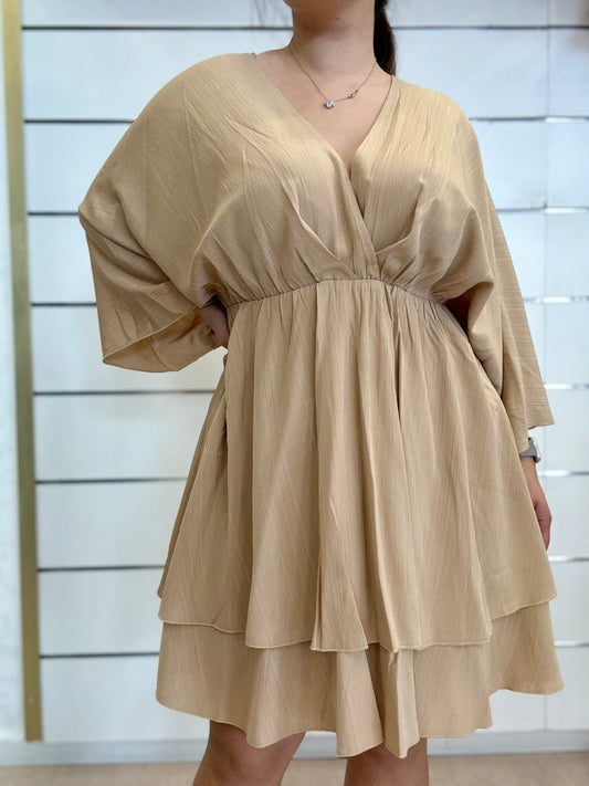 Abito in stile kimono beige a maniche lunghe con scollo a V e volant per un look elegante