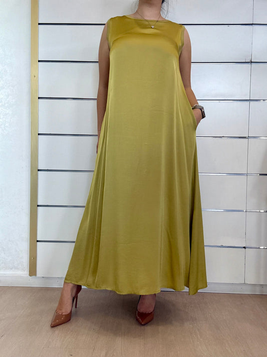 Abito in viscosa verde oliva senza maniche con design fluido e tasche laterali