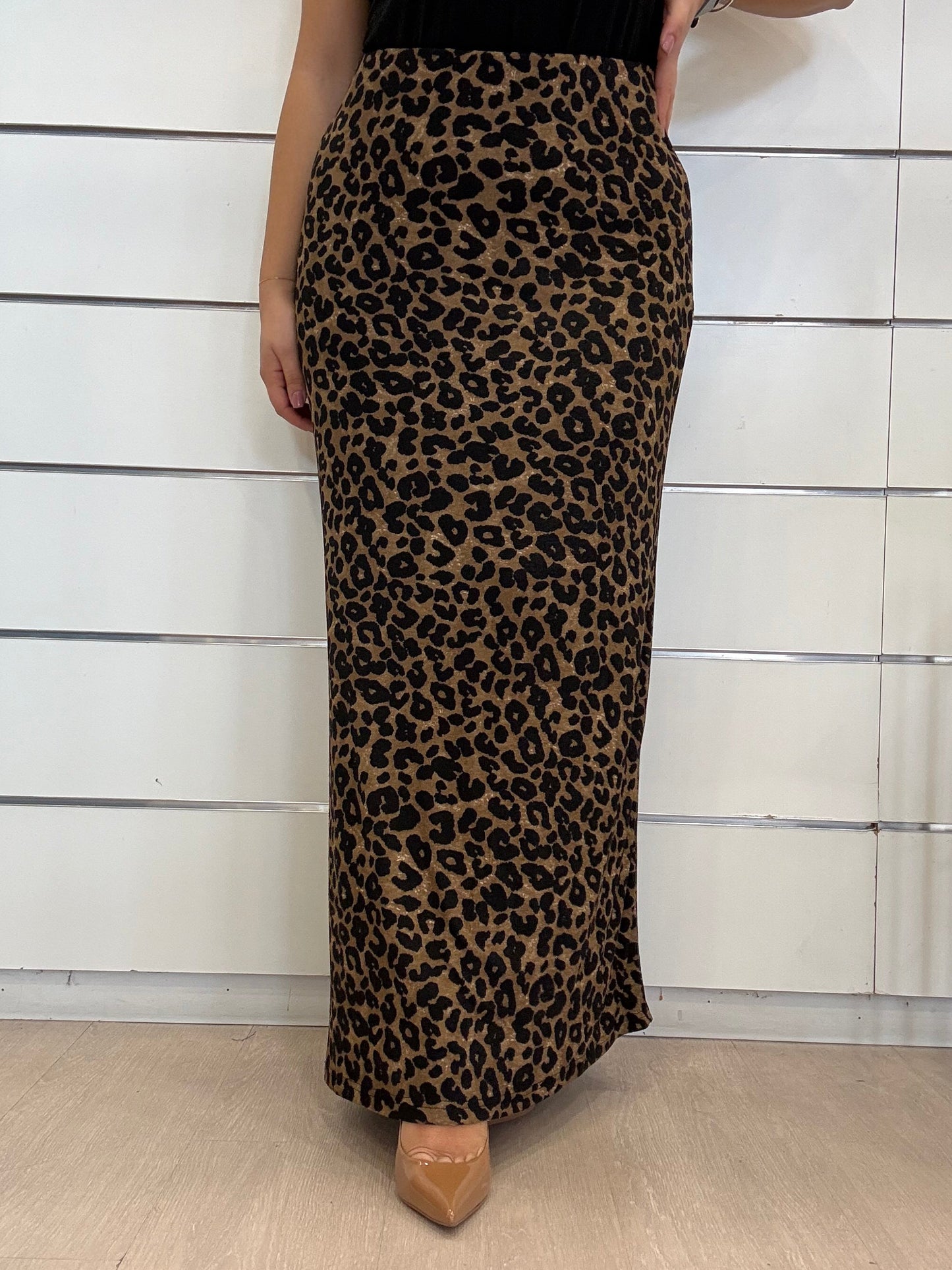 Gonna maculata lunga di Molly Bracken con stampa leopardata per un look audace e trendy