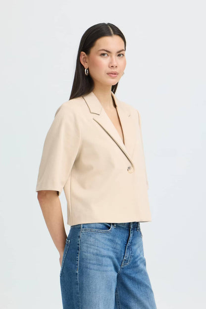 Blazer corto beige ICHI con maniche a raggiungere e chiusura a pulsante per un look elegante