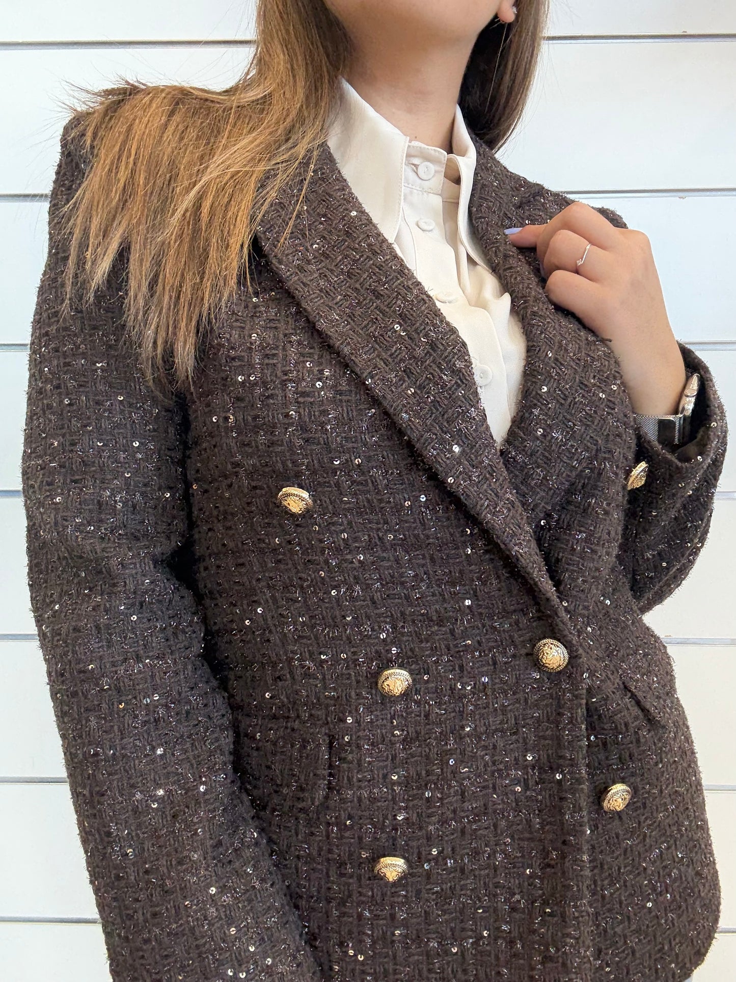 Blazer da donna in lana e lurex di Gaudì, eleganti bottoni dorati su un design cioccolato