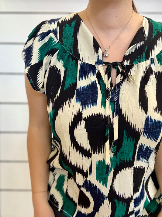 Blusa fantasia Molly Bracken con motivo astratto e nastrino sul collo per un look estivo elegante