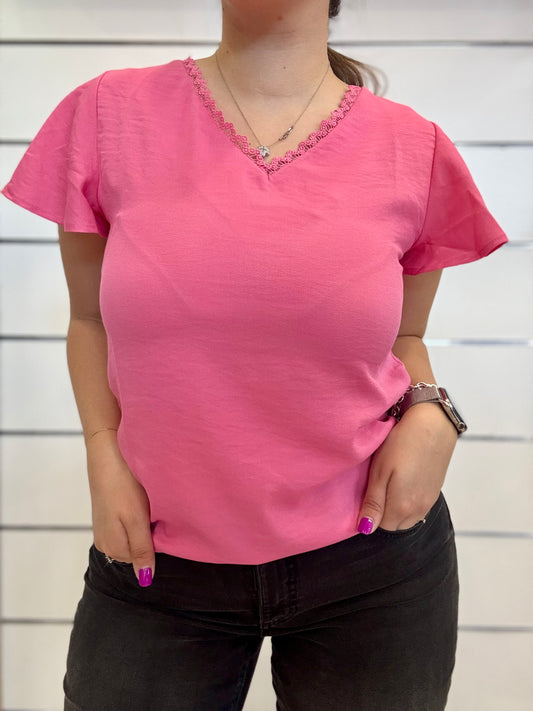 Blusa fucsia con scollo a 'V' in pizzo con maniche corte e dettagli eleganti