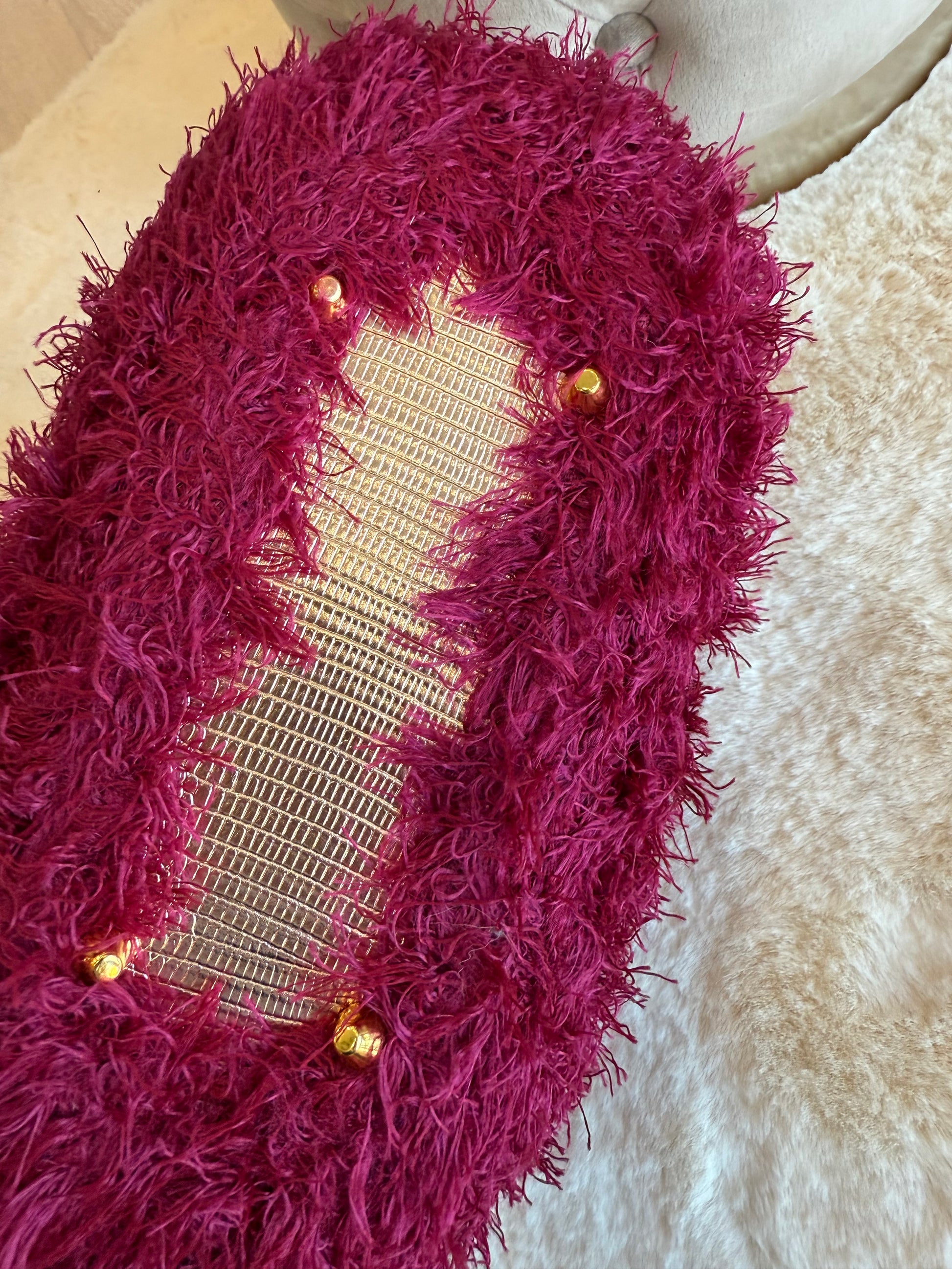 Borsa ad uncinetto modello Furglam in morbido tessuto fucsia con dettagli dorati