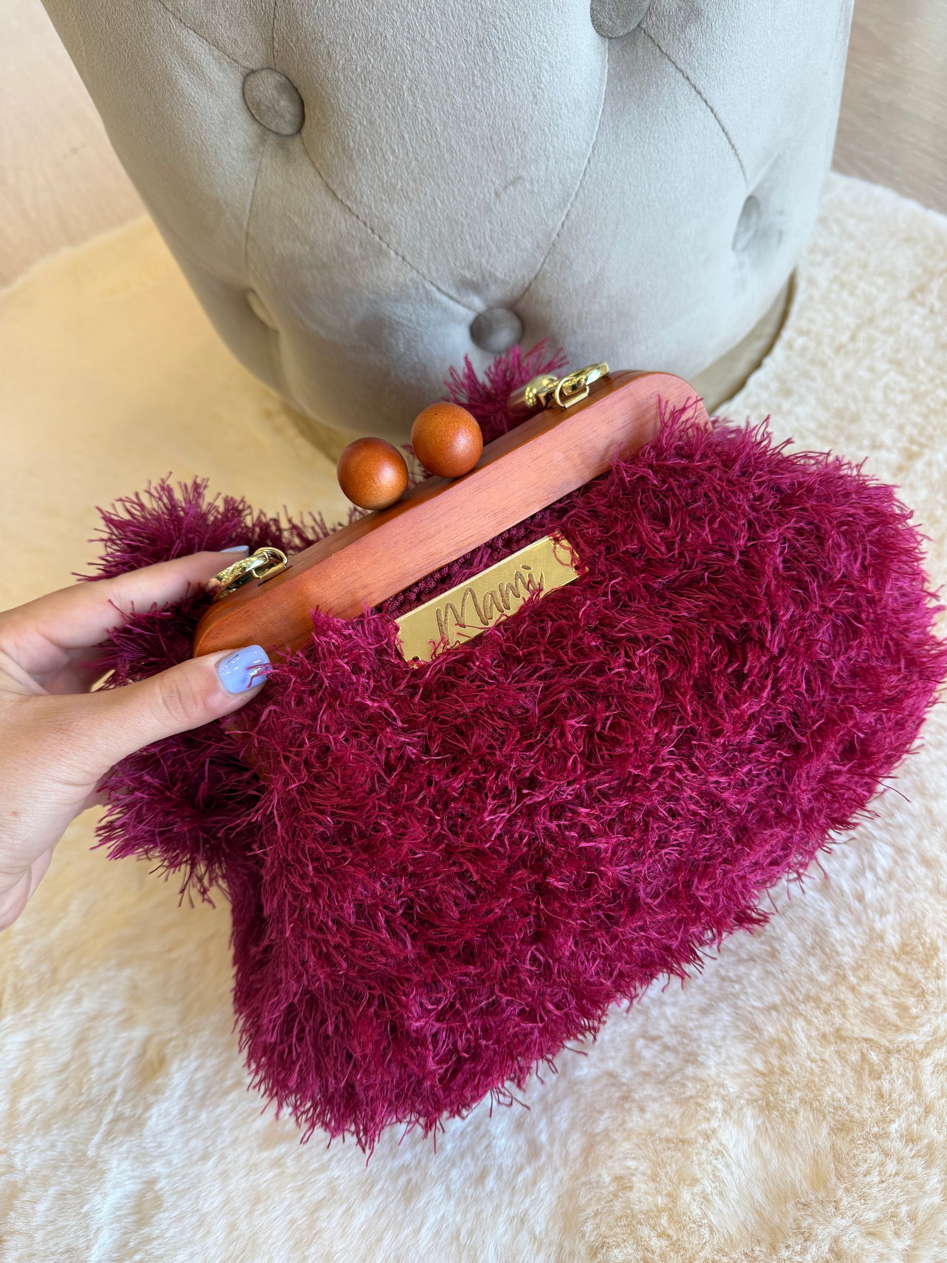 Borsa ad uncinetto modello Furglam in morbido materiale viola con chiusura in legno