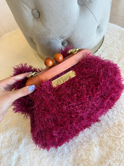 Borsa ad uncinetto modello Furglam in morbido materiale viola con chiusura in legno