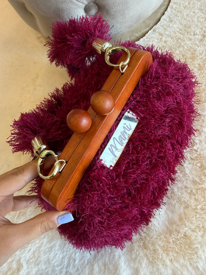 Borsa ad uncinetto modello Furglam in pelliccia morbida con chiusura in legno e dettaglio elegante