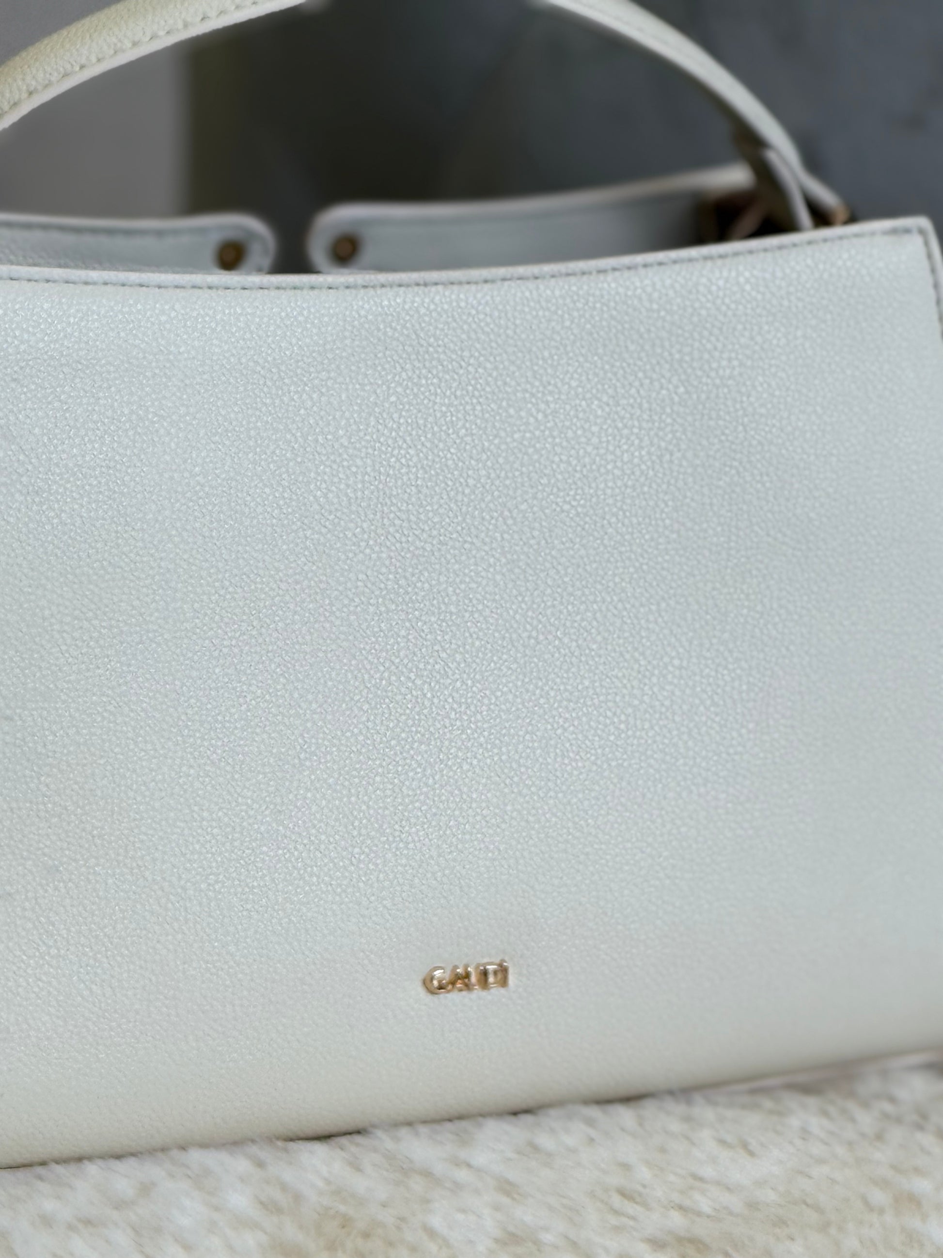 Borsa a mano e tracolla Gaudì in bianco elegante che rappresenta classe e stile