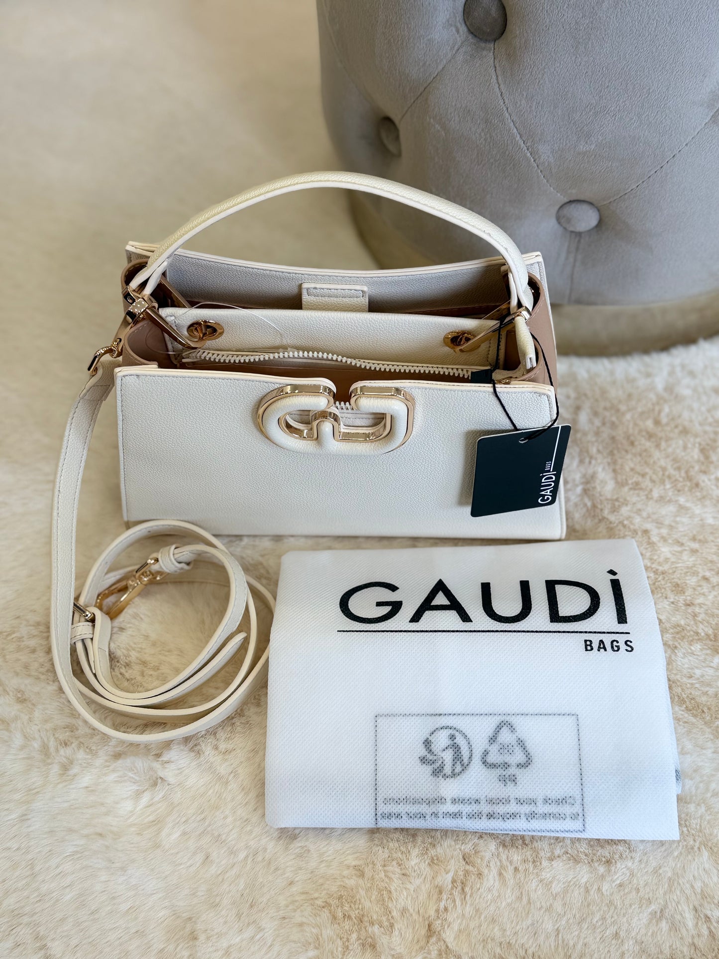 Borsa a mano e tracolla Gaudì in pelle chiara, elegante e moderna, perfetta per ogni occasione, borsa classe e stile.