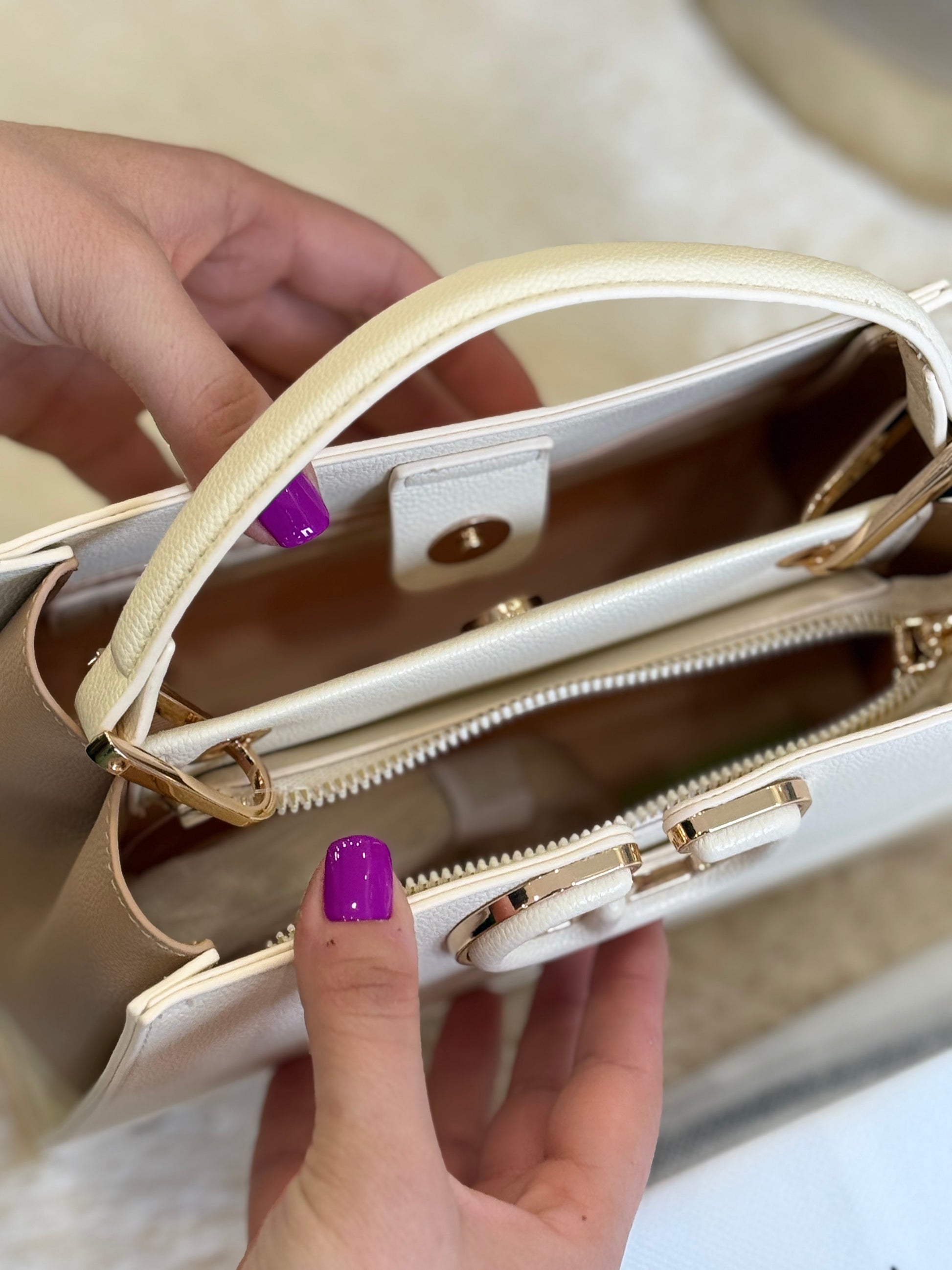 Interno di una borsa a mano e tracolla Gaudì, perfetta per chi cerca una borsa classe e stile.