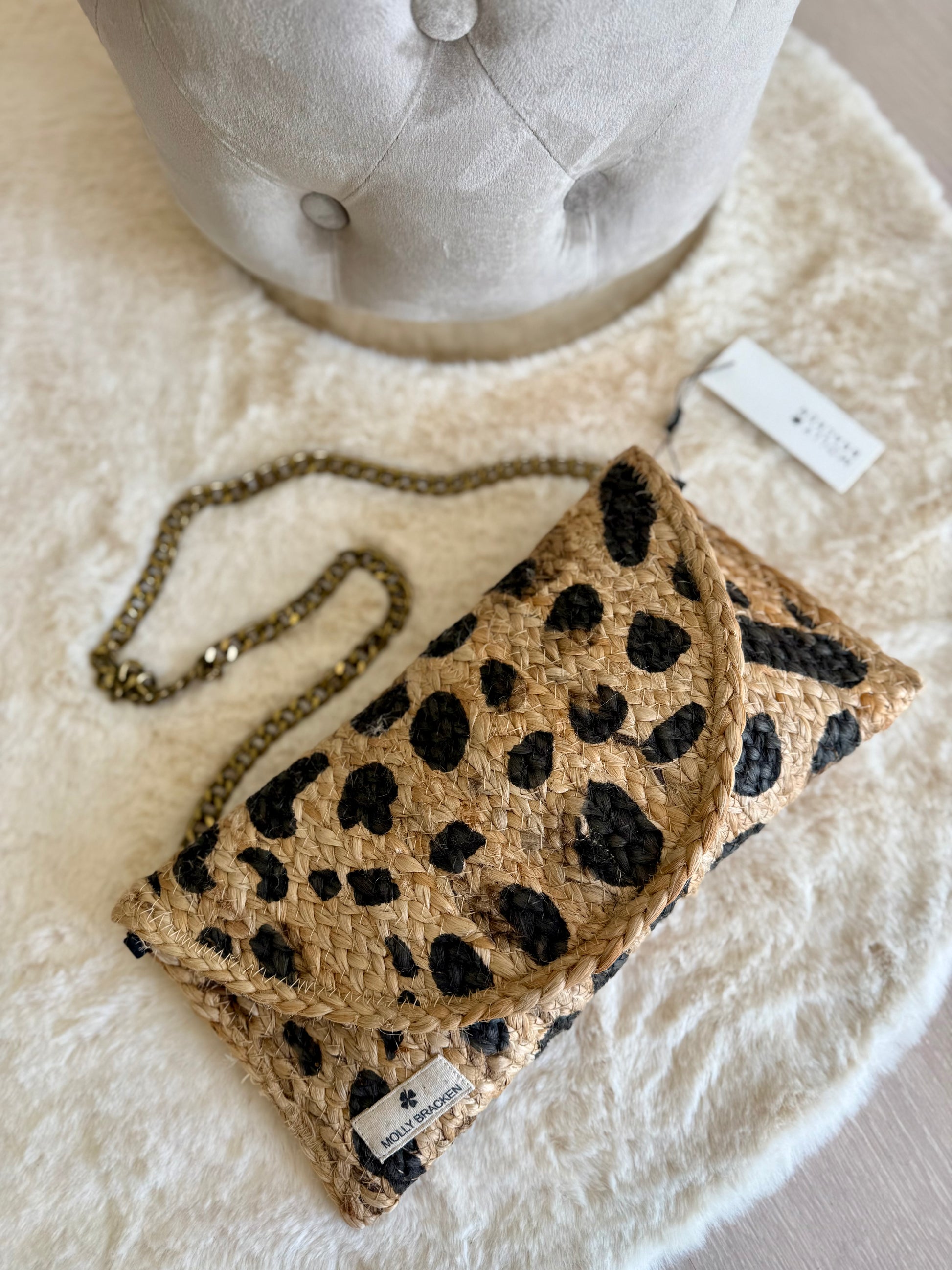 Borsa in juta con patta in paglia e motivo leopardato, elegante e pratica per ogni occasione.