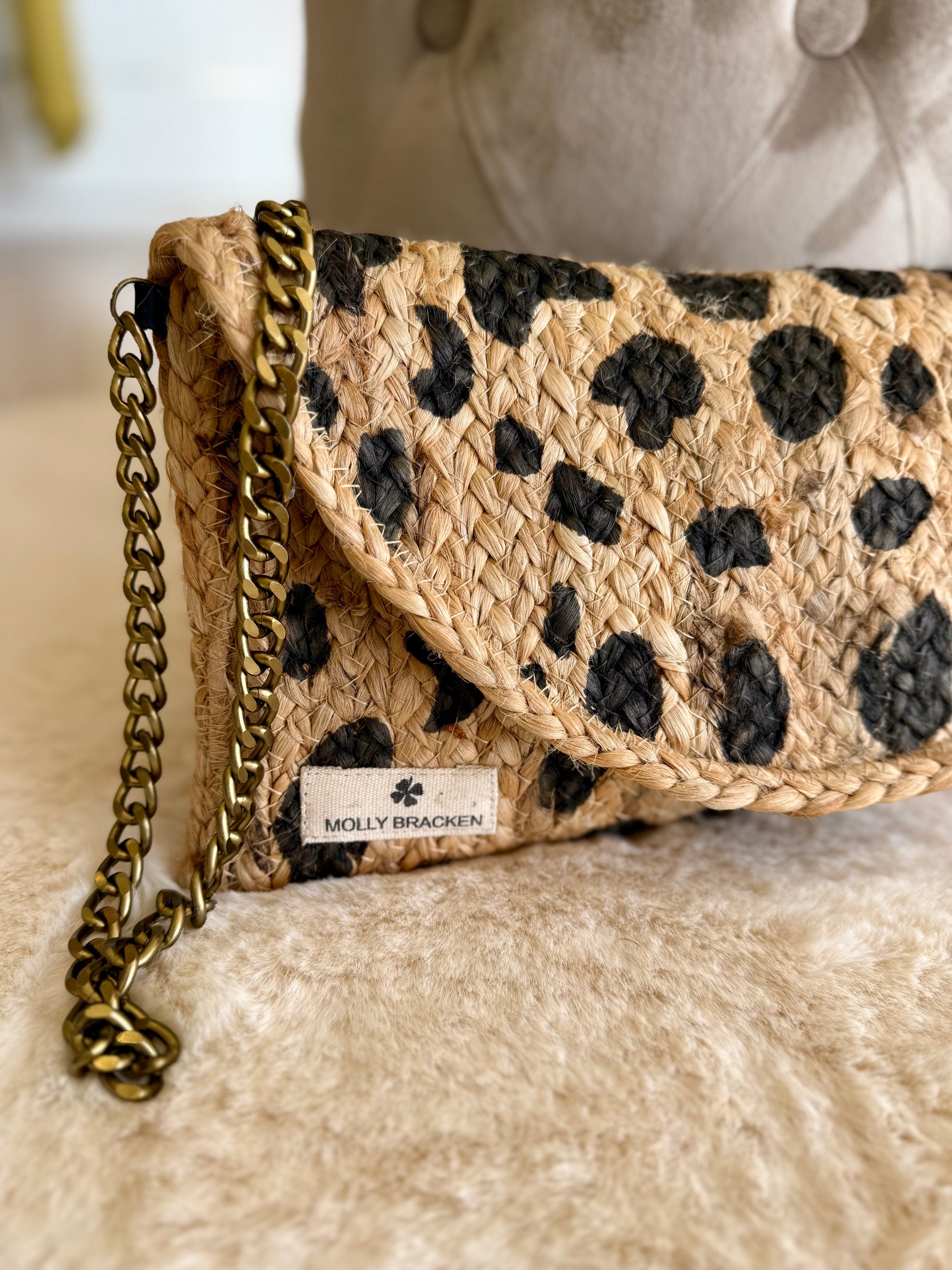 Borsa in juta con patta in paglia e motivo leopardato di Molly Bracken con catena dorata