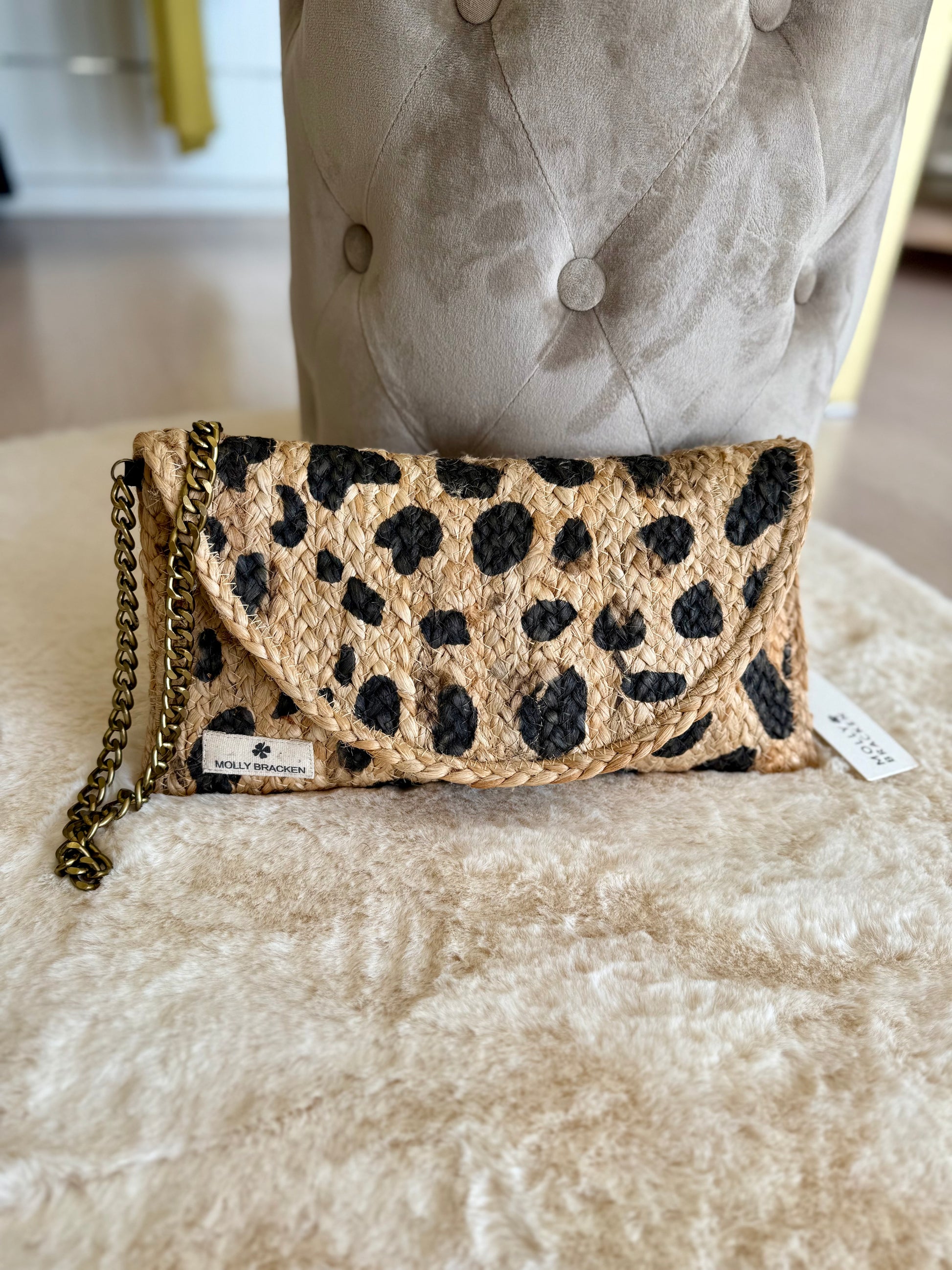 Borsa in juta con patta in paglia e motivo leopardato di Molly Bracken con catena regolabile
