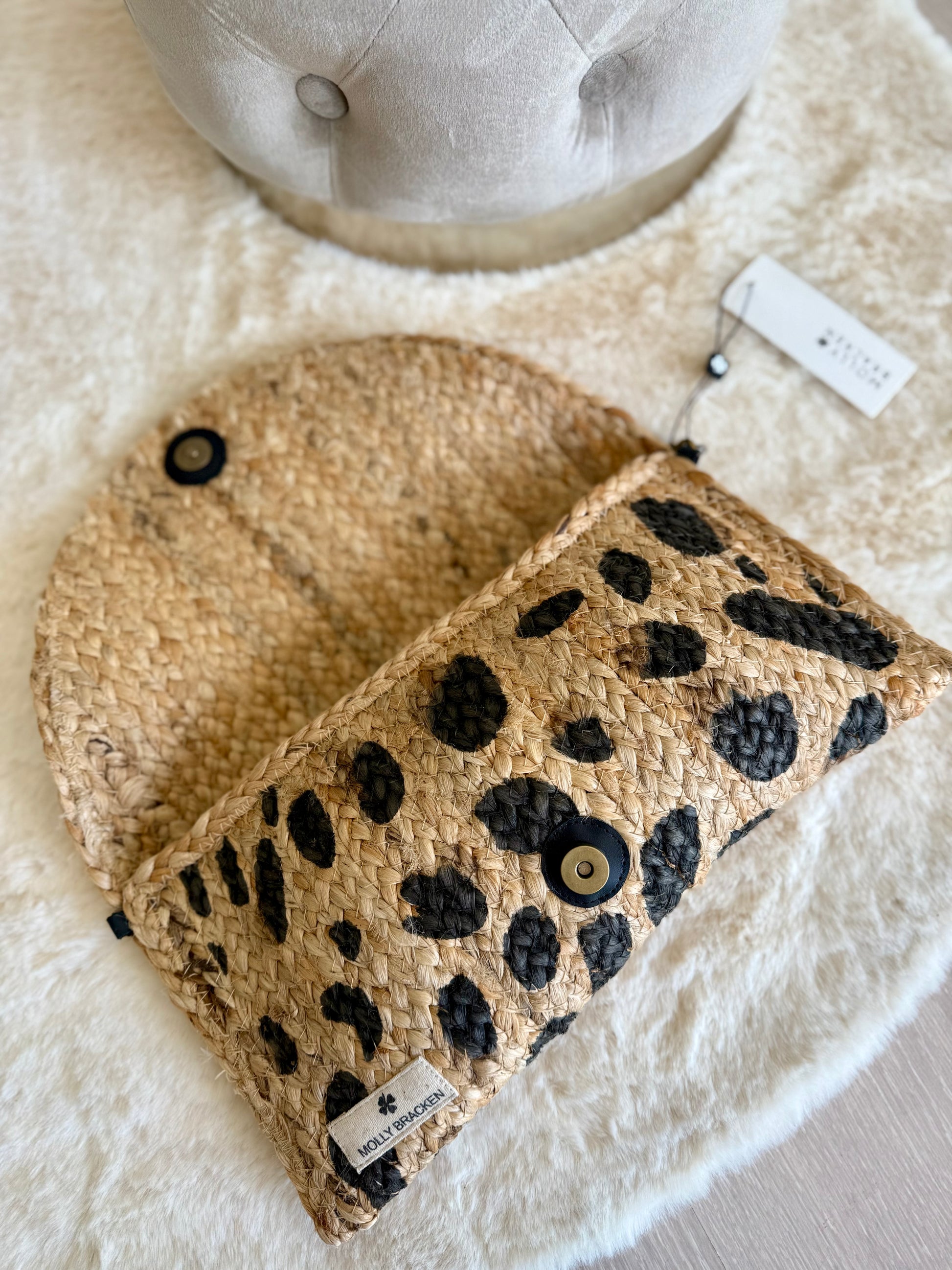 Borsa in juta con patta in paglia e motivo leopardato di Molly Bracken, ideale per un look estivo