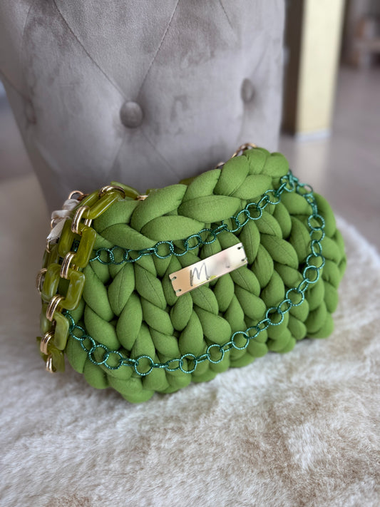 Borsa a mano in verde marshmallow con catena decorative in metallo di Mamì green