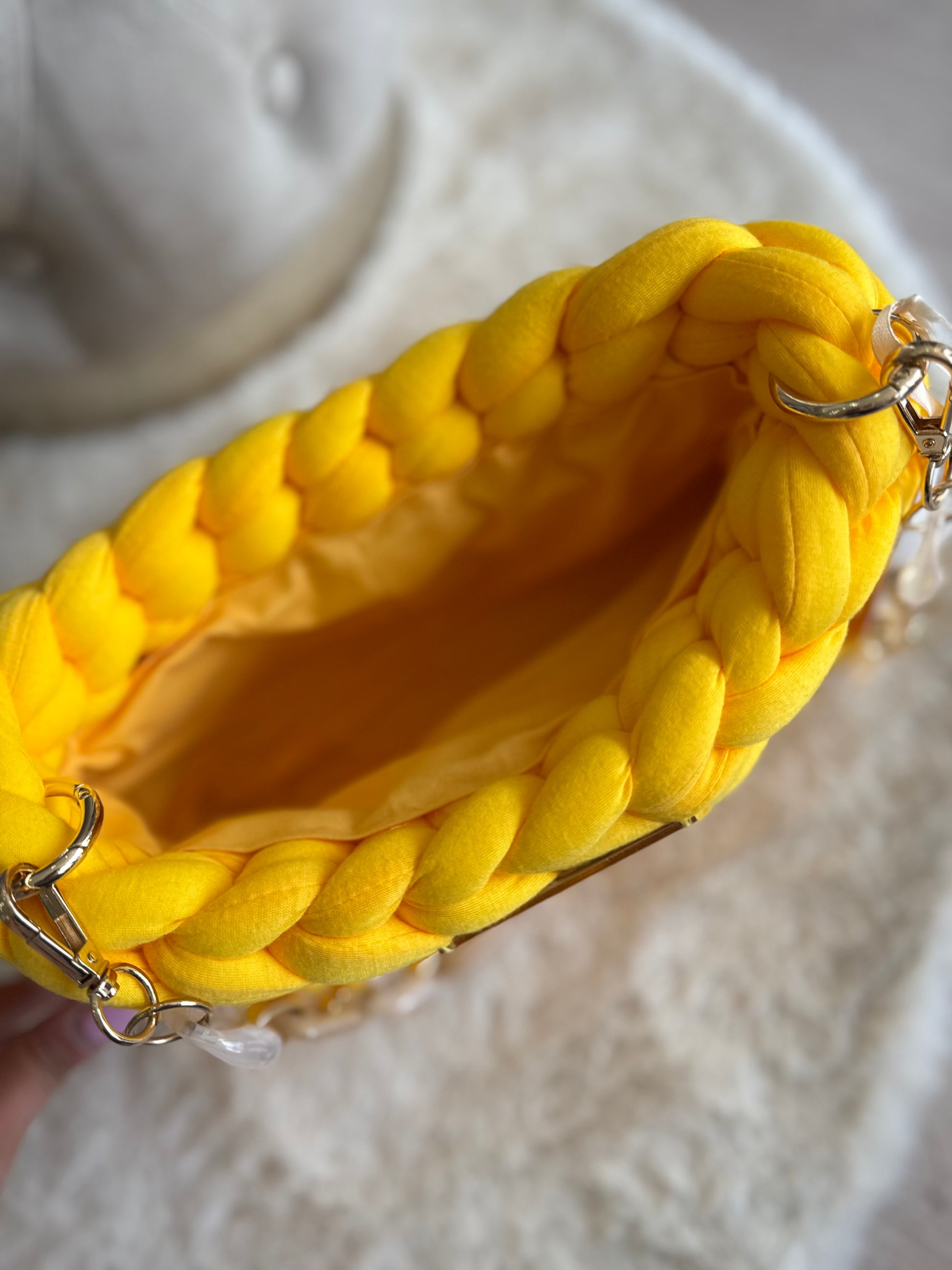 Interno della borsa a mano Mamì di colore Marshmallow yellow con manici intrecciati