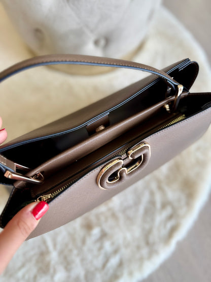Borsa top handle cioccolato in similpelle con dettagli eleganti e chiusura a zip