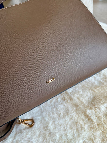 Borsa top handle cioccolato in similpelle Gaudì con elegante finitura e logo dorato