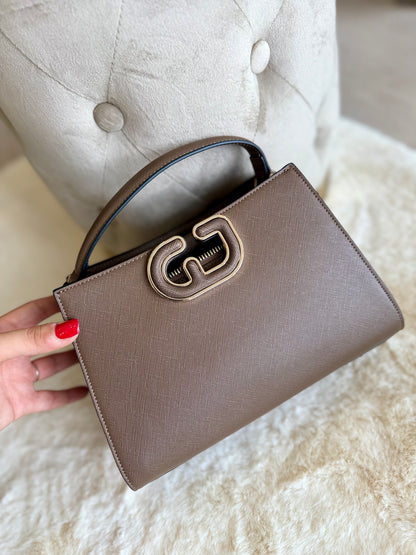 Borsa top handle cioccolato in similpelle con manico elegante e dettagli metallici