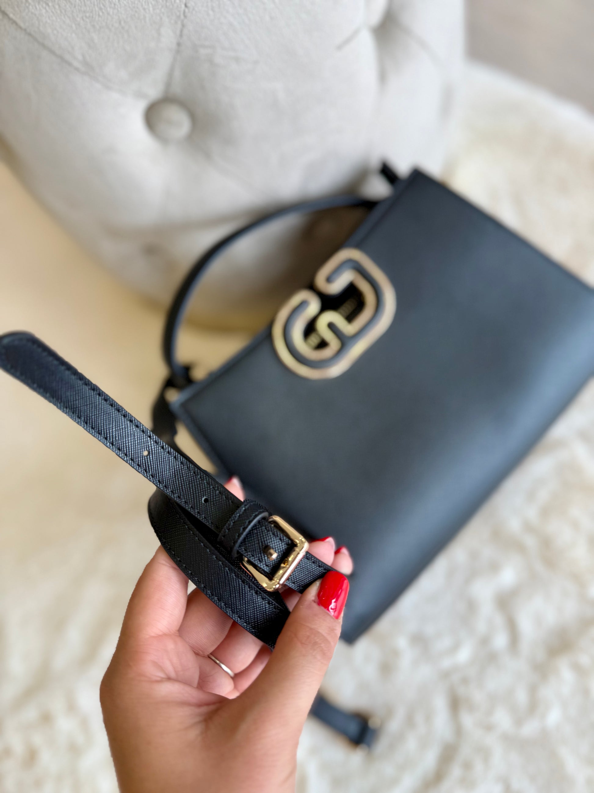 Borsa top handle nera in similpelle di Gaudì con dettaglio dorato e tracolla regolabile