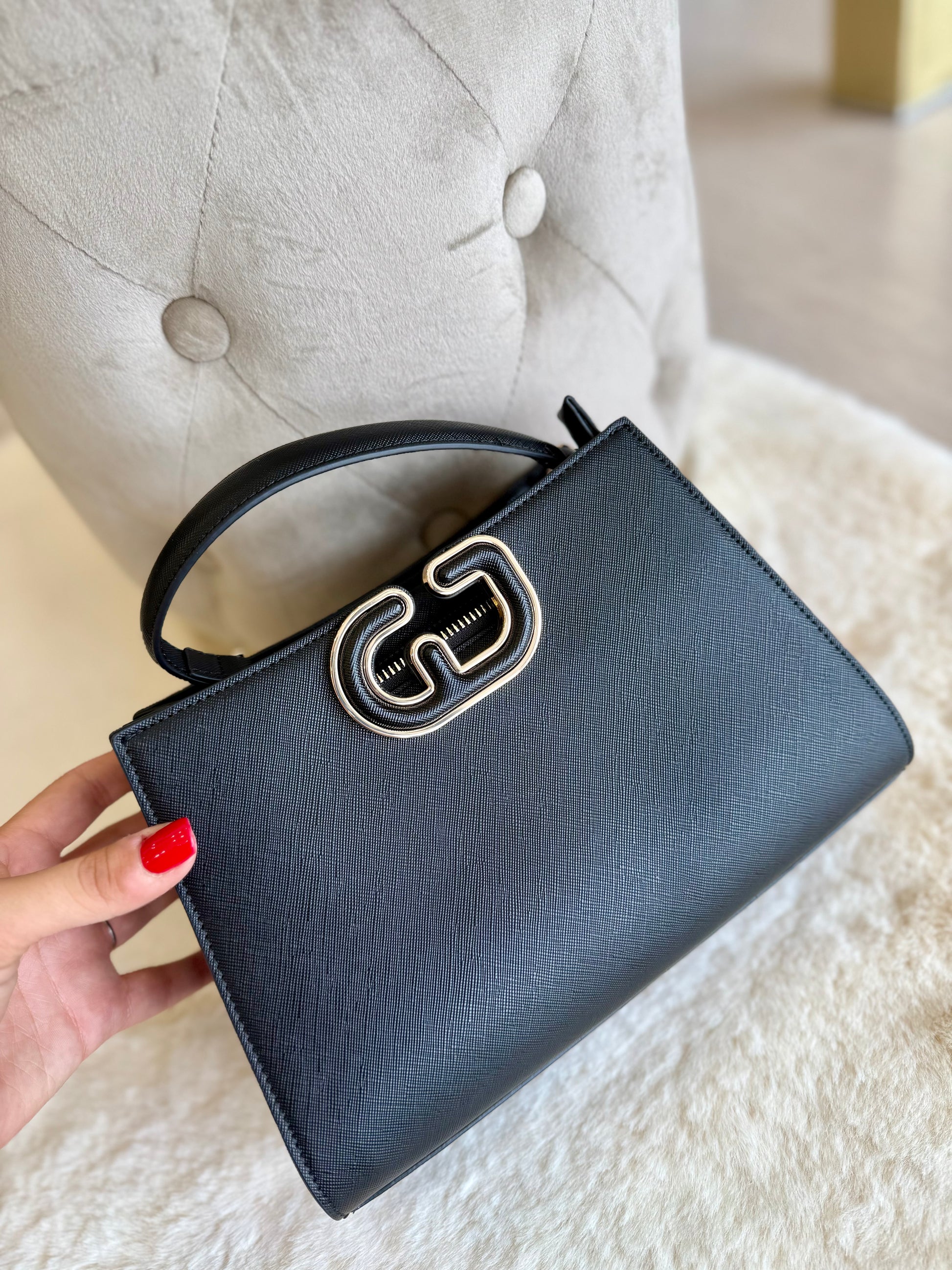 Borsa top handle nera in similpelle di Gaudì con chiusura elegante per un look sofisticato