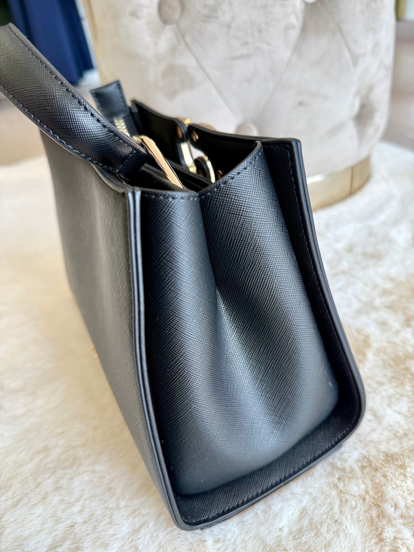Borsa top handle nera in similpelle di Gaudì, design elegante e pratica per ogni occasione