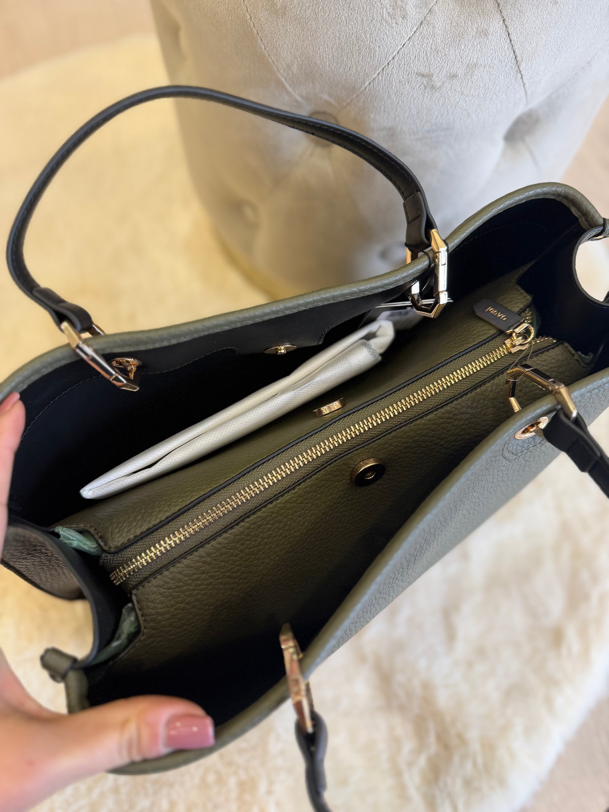 Interno della borsa top handle verdone in similpelle di Gaudì con tasca e tablet