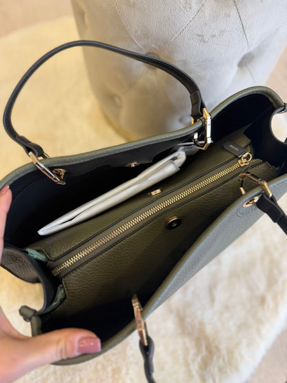 Interno della borsa top handle verdone in similpelle di Gaudì con tasca e tablet