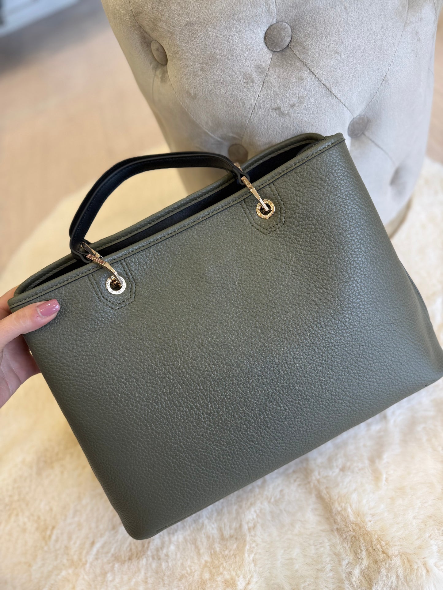 Borsa top handle verdone in similpelle di Gaudì con manici eleganti e design spazioso