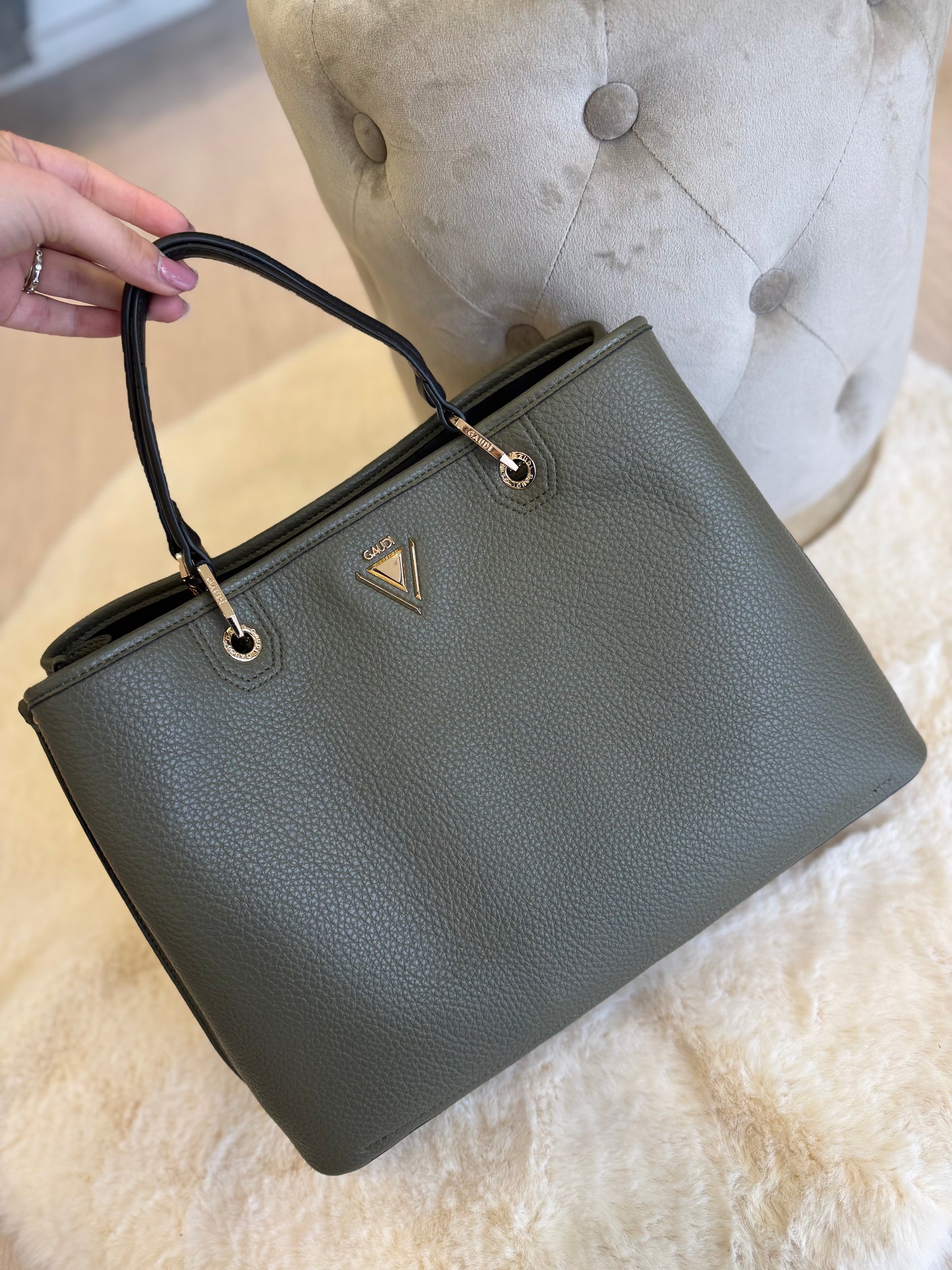 Borsa top handle verdone in similpelle di Gaudì con manici in pelle nere e design elegante