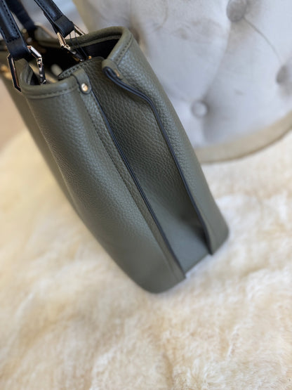 Borsa top handle verdone in similpelle con dettagli eleganti e struttura robusta