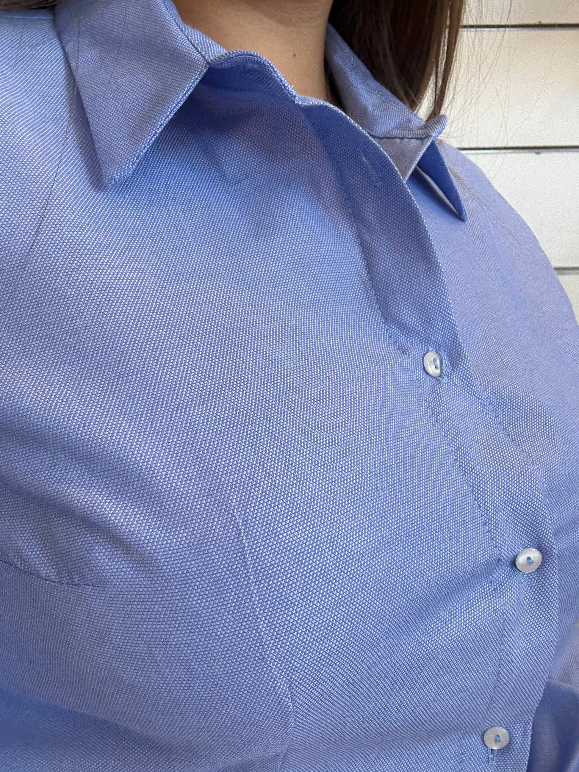 Camicia aderente celeste di ECO con colletto e bottoni, perfetta per occasioni eleganti