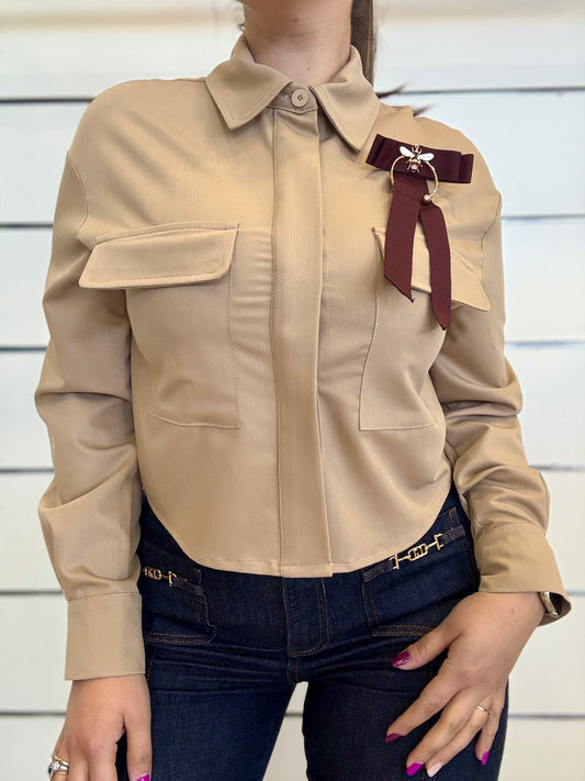 Camicia crop tortora di Gaudì con dettagli eleganti e maniche lunghe per un look moderno