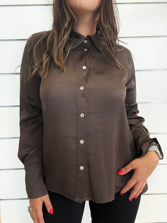 Camicia morbida in viscosa cioccolato con bottoni e colletto per un look elegante e raffinato