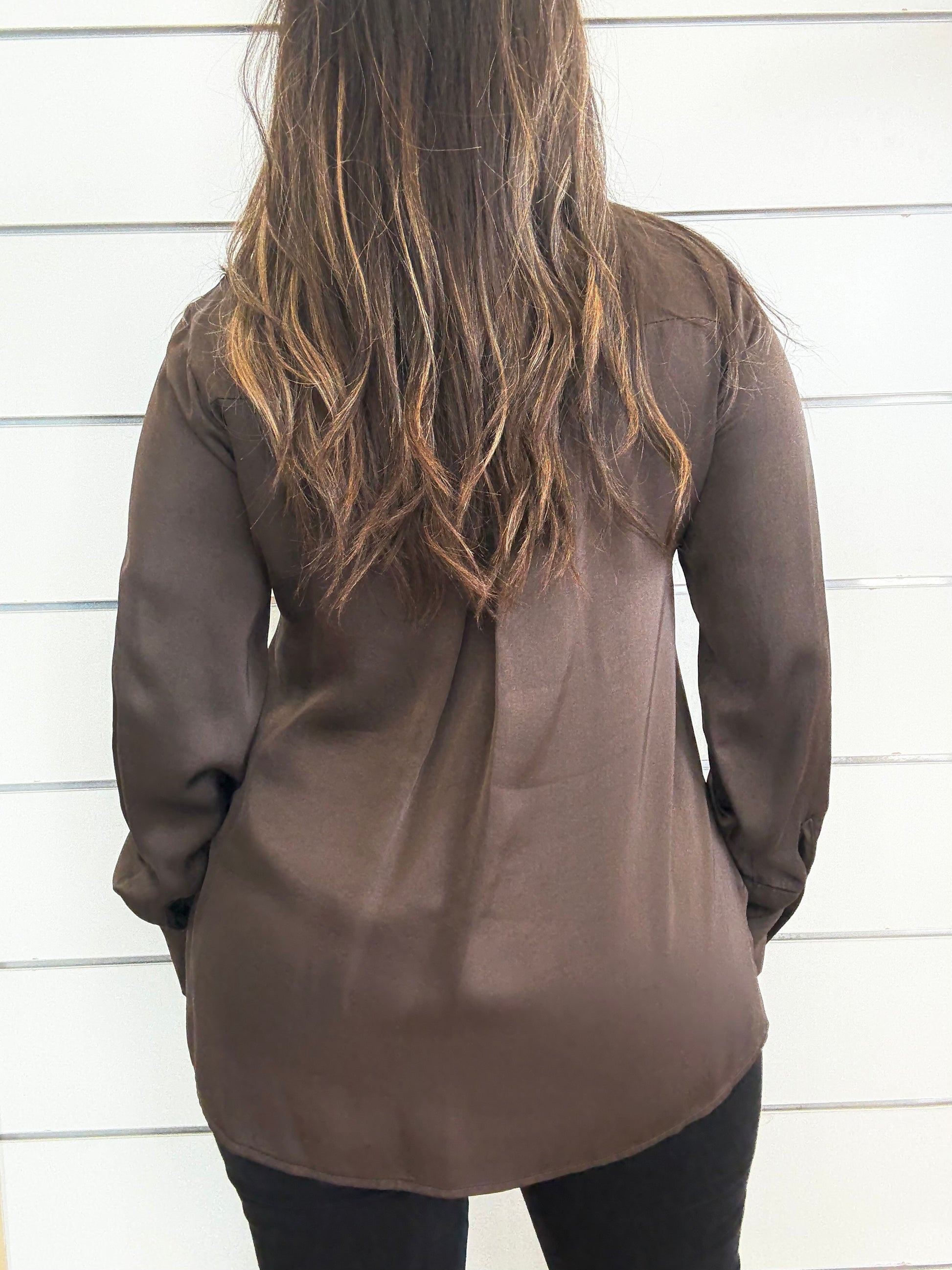 Camicia morbida in viscosa cioccolato vista posteriore con maniche lunghe e scollatura classica.