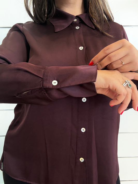 Camicia morbida in viscosa vinaccia con maniche lunghe e bottoni per un look elegante