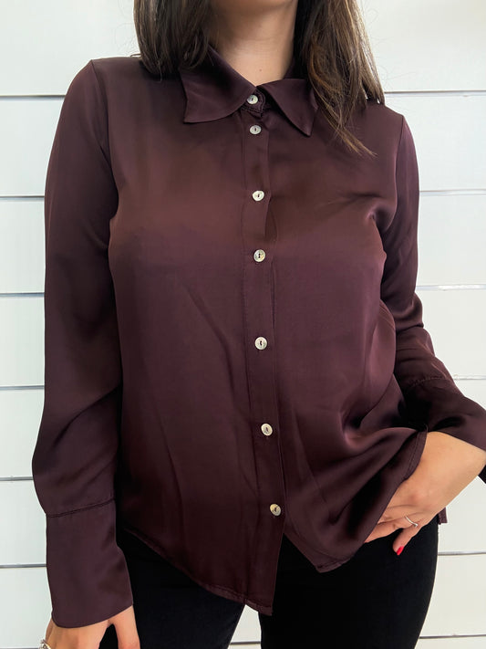 Camicia morbida in viscosa vinaccia con bottoni per un look elegante e versatile