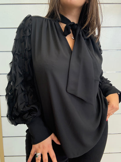 Camicia nera con dettagli raffinati con maniche lavorate e nodo elegante per un look sofisticato
