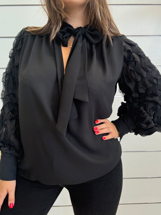 Camicia nera con dettagli raffinati, maniche lavorate e lacci per una look elegante