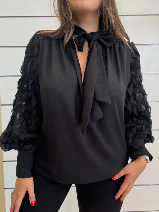 Camicia nera con dettagli raffinati, maniche lavorate e scollo a V per un look elegante