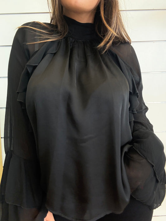 Camicia nera con maniche trasparenti e volant in tessuto morbido e leggero per un look elegante