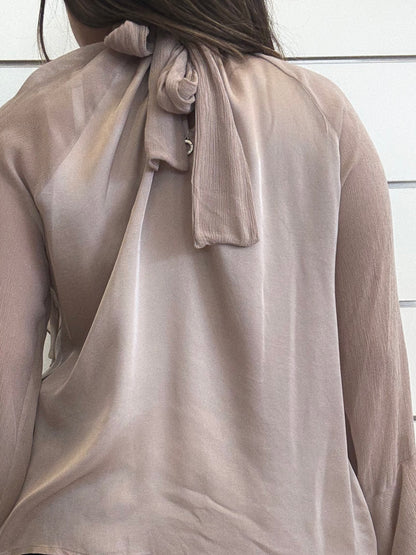 Camicia rosa con maniche trasparenti e volant vista dal retro con lacci eleganti