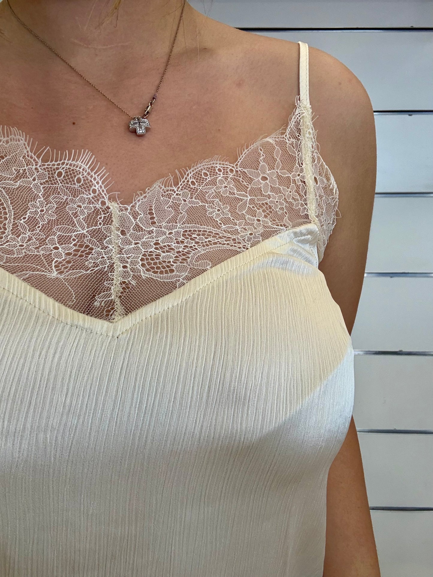 Canotta in pizzo satinato beige di Molly Bracken con dettagli in pizzo sulla scollatura