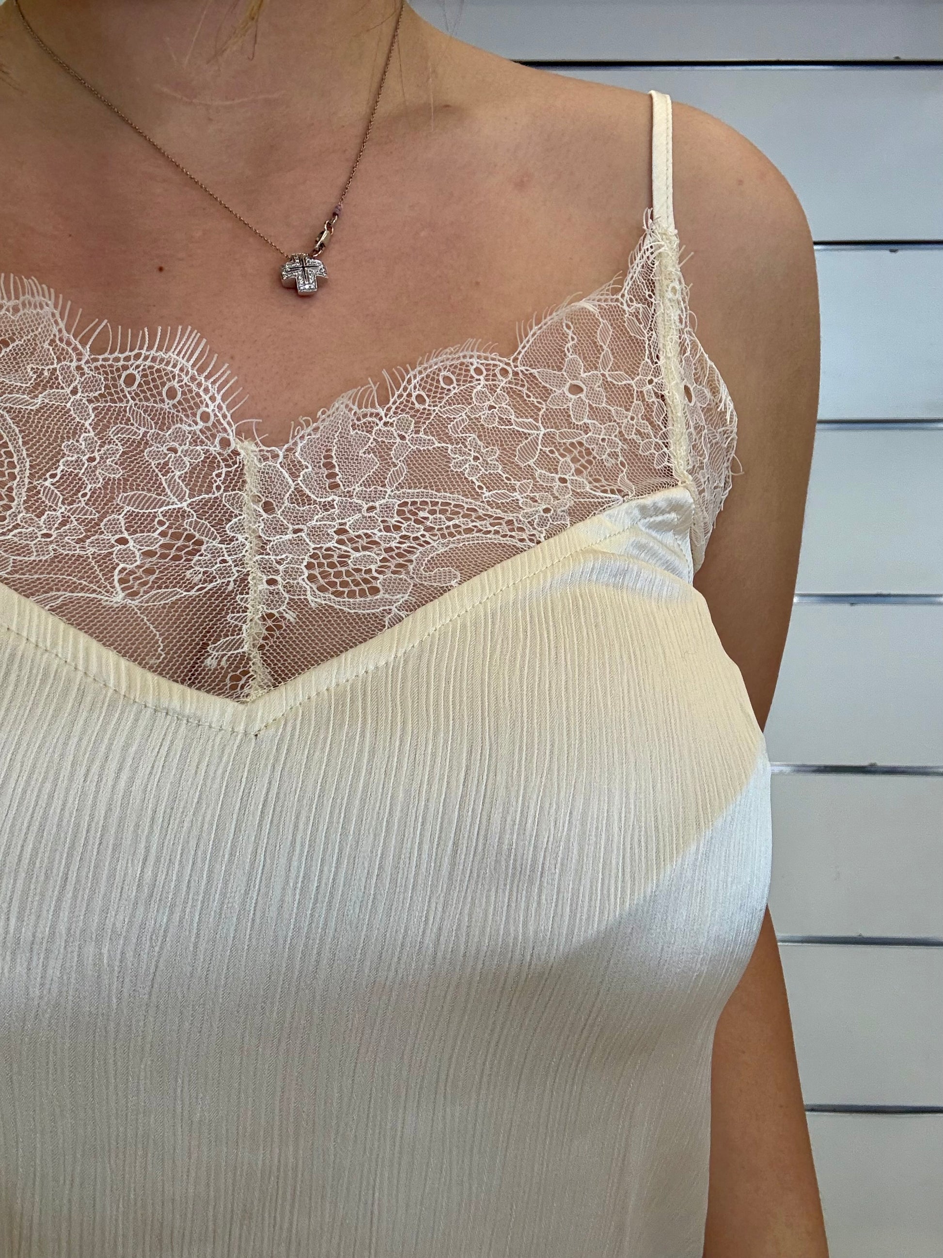 Canotta in pizzo satinato beige di Molly Bracken con dettagli in pizzo sulla scollatura